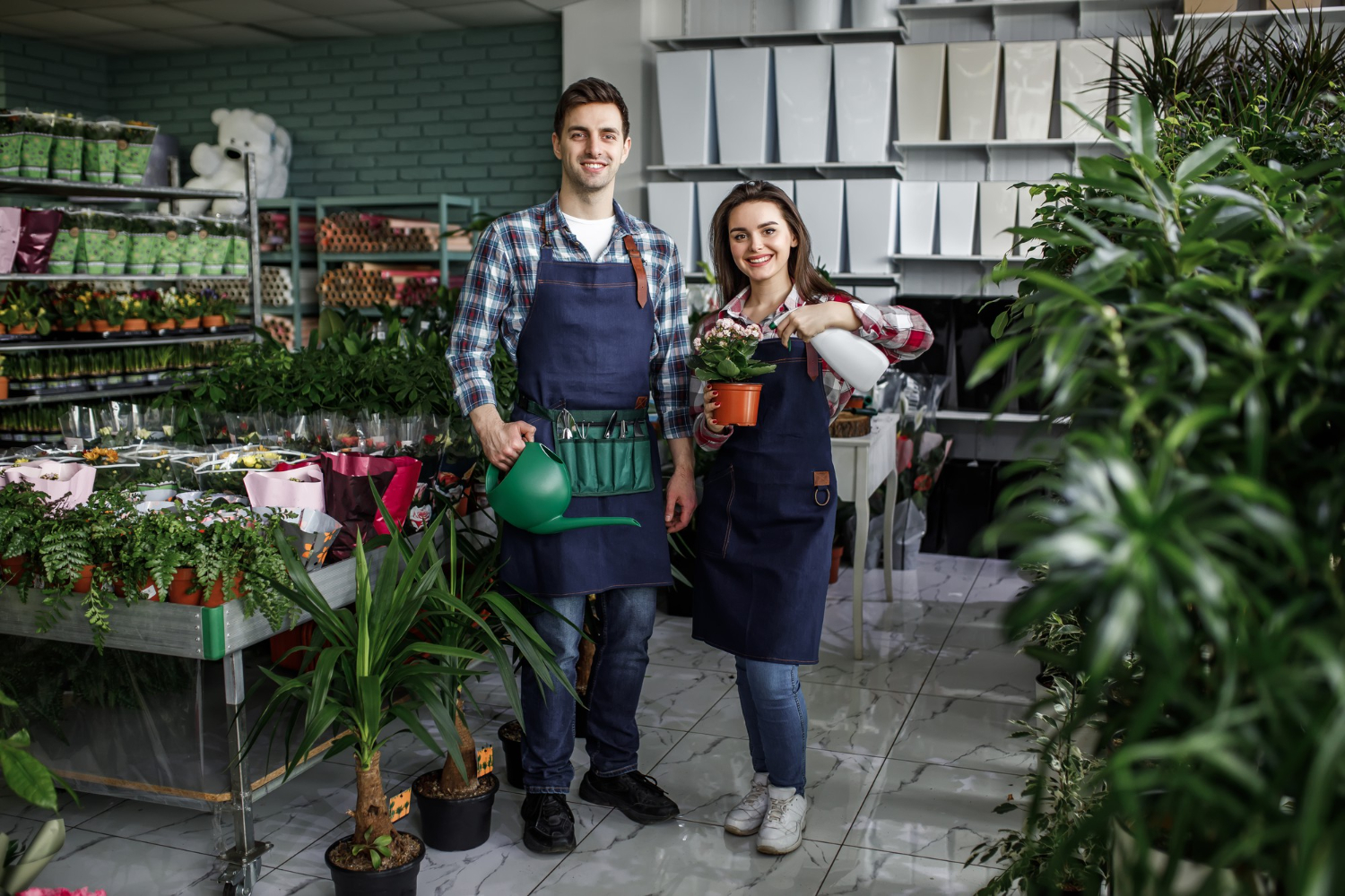 As redes sociais são ferramentas poderosas para aumentar a visibilidade e as vendas de uma floricultura online. Com estratégias bem definidas, é possível atrair novos clientes, fidelizar os existentes e se destacar no mercado digital. Confira como utilizar as redes sociais para potencializar o sucesso do seu negócio. Escolhendo as Melhores Redes Sociais Nem todas as redes sociais oferecem o mesmo retorno para um negócio de floricultura. Plataformas como Instagram, Facebook e Pinterest são ideais, pois são altamente visuais e permitem exibir arranjos florais de maneira atrativa. O TikTok também pode ser uma excelente opção para engajar o público com vídeos curtos e criativos. Criando Conteúdos Atraentes O segredo do sucesso nas redes sociais é criar conteúdos que envolvam e encantem o público. Algumas ideias incluem: Fotos e vídeos de arranjos florais com boa iluminação e composição. Bastidores da floricultura, mostrando o processo de montagem dos arranjos. Depoimentos de clientes satisfeitos. Dicas de cuidados com flores e plantas. Promoções e lançamentos exclusivos. Interagindo com o Público O engajamento é essencial para fortalecer a presença online. Responda comentários, mensagens e dúvidas dos clientes rapidamente. Além disso, incentive a interação com enquetes, perguntas nos stories e desafios temáticos relacionados a flores. Investindo em Anúncios Pagos Os anúncios pagos nas redes sociais permitem alcançar um público maior e mais segmentado. Use o Facebook Ads e o Instagram Ads para promover ofertas especiais, direcionar tráfego para sua loja virtual e conquistar novos clientes interessados em flores e presentes personalizados. Utilizando Influenciadores e Parcerias Parcerias com influenciadores e microinfluenciadores locais podem ampliar a visibilidade da sua floricultura. Enviar um arranjo especial para um influenciador pode gerar recomendações autênticas e aumentar a credibilidade da sua marca. Monitorando os Resultados Acompanhe as métricas de desempenho das suas redes sociais para entender o que funciona melhor para seu público. Ferramentas como Facebook Insights e Instagram Analytics ajudam a medir engajamento, alcance e conversões. Ajuste sua estratégia conforme os dados coletados para obter melhores resultados. Com uma estratégia bem planejada, as redes sociais podem se tornar um grande aliado para aumentar as vendas da sua floricultura online. Invista na criação de conteúdos envolventes, na interação com o público e no uso inteligente de anúncios para expandir o alcance da sua marca e conquistar mais clientes.